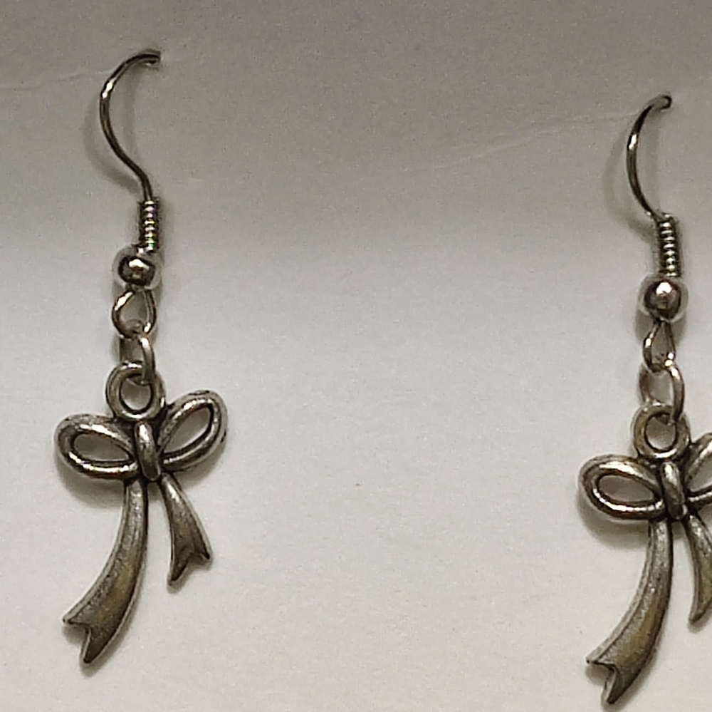 Delicate bow earrings